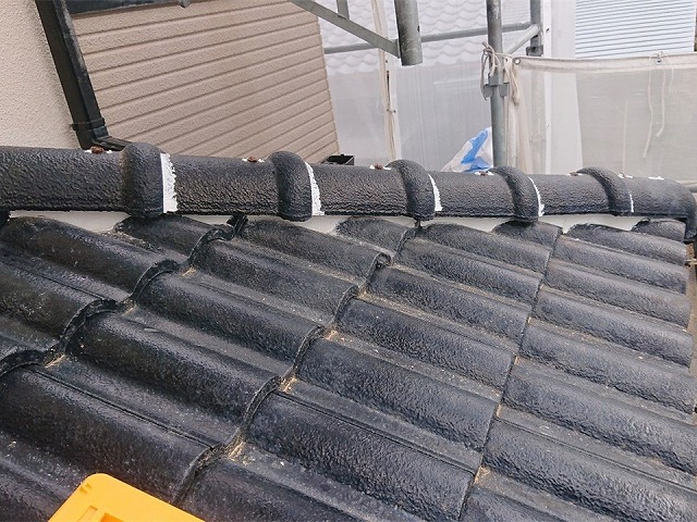 棟部漆喰詰め直し工事の下屋根への丸瓦再設置状況