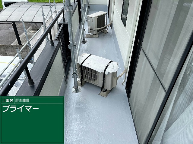 ベランダ防水塗装工事のプライマーの塗布が完了