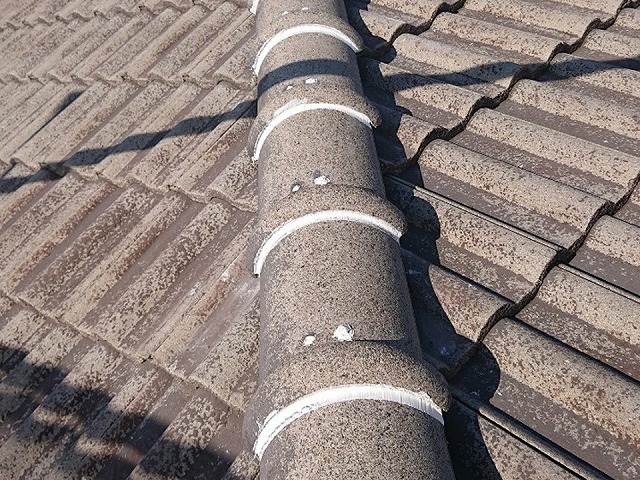 棟瓦取り直し工事後に行った棟瓦へのラバーロック固定