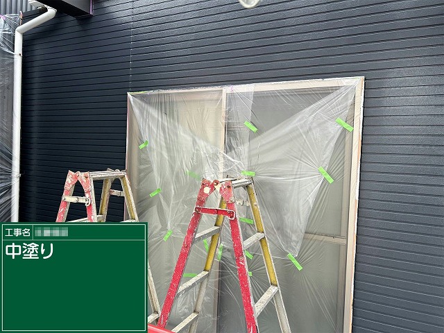 住宅建物塗装工事でサイディング外壁塗装の中塗りが完了