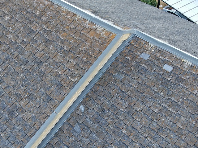 住宅の現場調査でノンアスベスト屋根が割れて欠片が残っている状況を確認