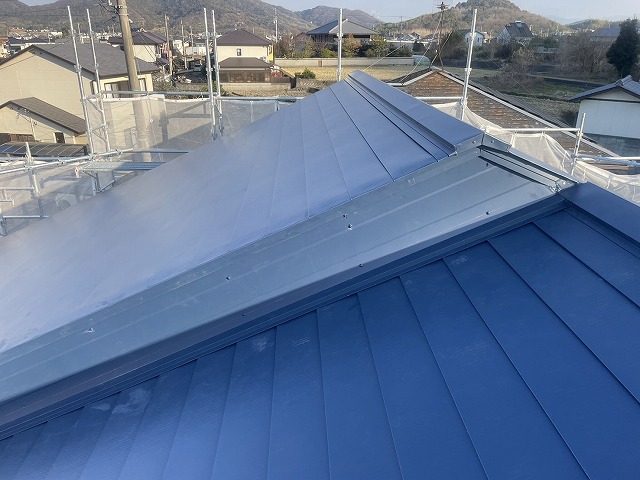 屋根カバー工事のケラバ板金取り付け状況