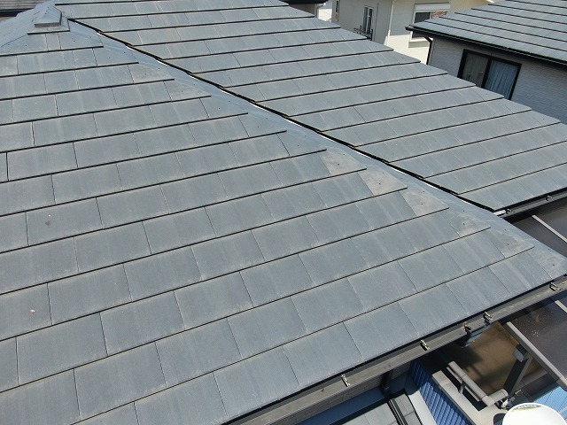 住宅の屋根無料点検でセメント瓦の塗膜剥がれを確認
