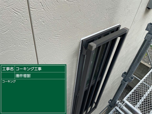 サイディング外壁塗装工事のコーキング増し打ちが完了