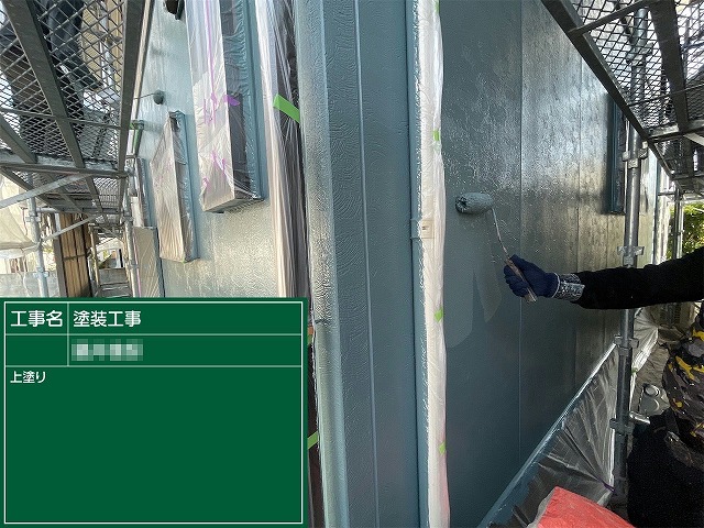 外壁色を変更して行ったサイディング外壁塗装工事の上塗り