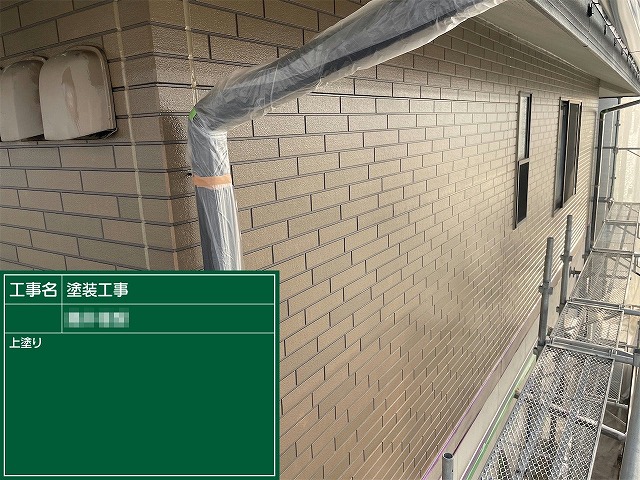 タイル調サイディングへのクリヤー塗装2回目の施工が完了