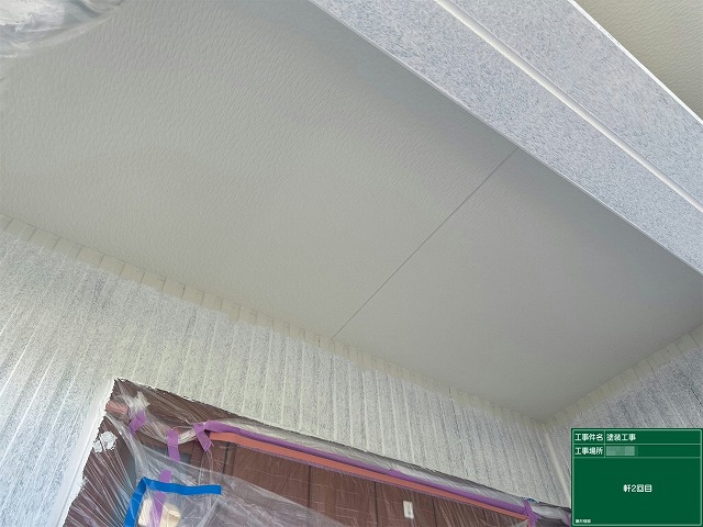 住宅外壁塗装工事の軒天塗装完了状況