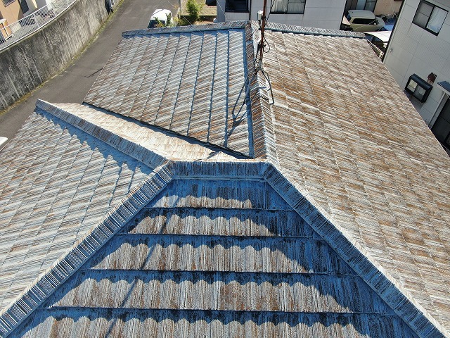 住宅屋根無料点検でモニエル瓦の苔の発生を確認