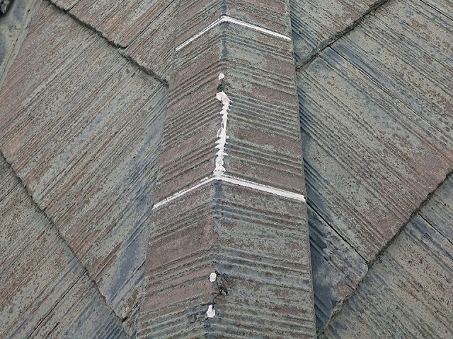 モニエル瓦屋根塗装前に行った棟瓦のひび割れ補修