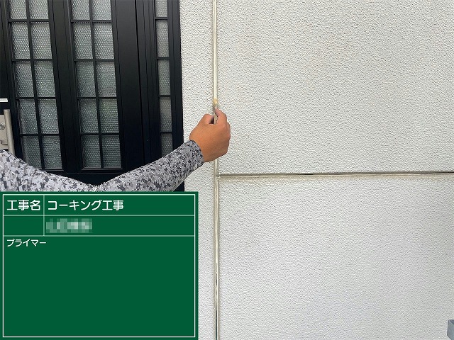ALC外壁コーキング打ち替え工程のプライマー塗布