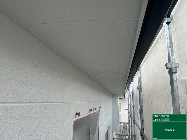 ハケやローラー使い分けながら実施する軒天塗り替え2回目