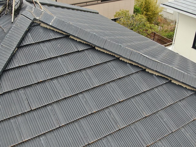 平板セメント瓦屋根の棟部漆喰に変色を確認した無料点検