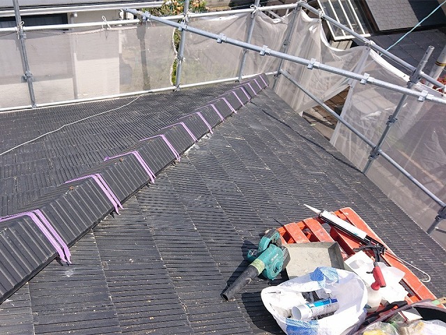 棟瓦のズレを防ぐラバーロックのマスキングテープ養生