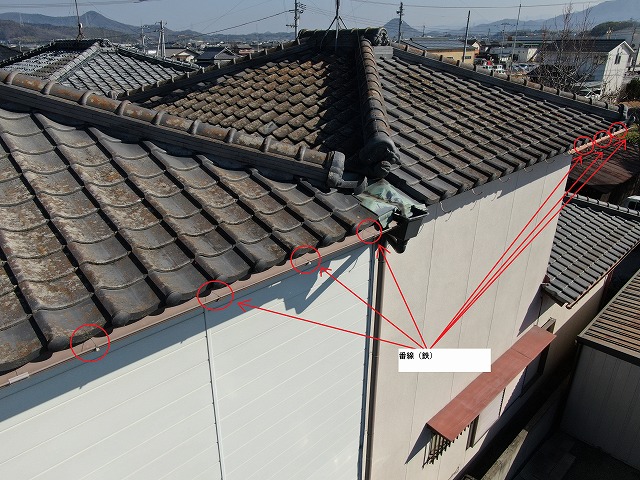 番線の劣化が原因となって雨樋の一部が落下した状況