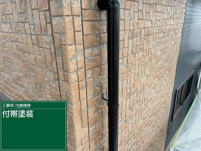 外壁塗装工事の2回の重ね塗りによる雨樋塗装が完了