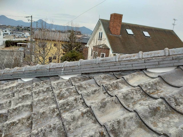 漆喰詰め直し工事の新規漆喰の詰め込み完了状況