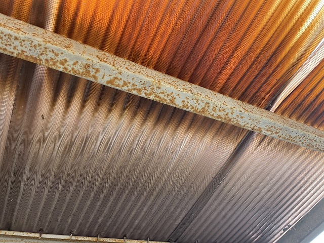 住宅ベランダ屋根の鉄骨下地にサビが発生している状況