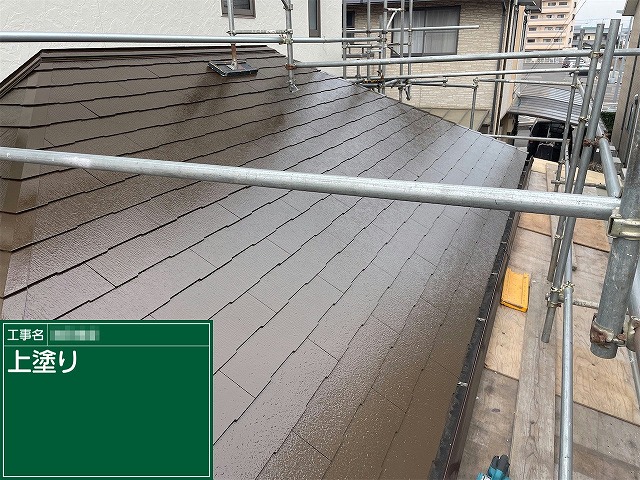 スレート屋根塗装工事の下屋根に対する上塗り仕上げ