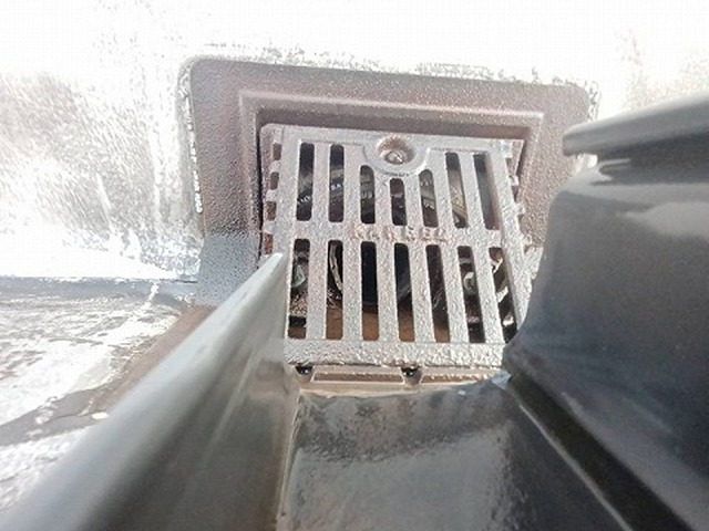 雨漏りが発生している住宅の屋排水ドレン劣化状況