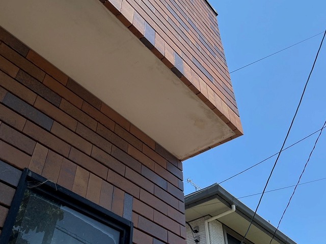 外壁無料点検で軒天のシミやカビを確認