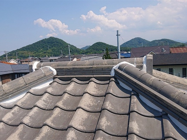 漆喰詰め直し工事の鬼瓦のまわりや大棟と隅棟の取り合い部への施工が完了