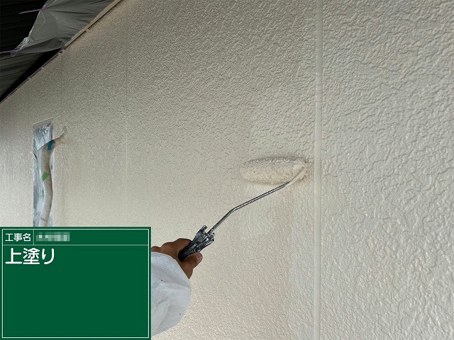 サイディング外壁塗装工事3回塗り工程の上塗り施工状況