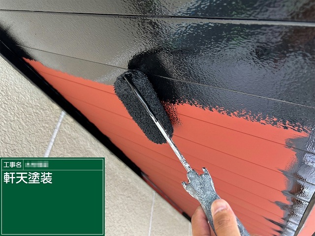 金属製軒天塗装工事の仕上げ用塗料を用いた中塗り施工
