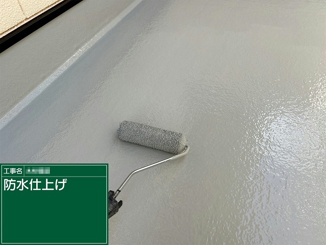 ベランダ防水塗装工程のケ防水材塗布