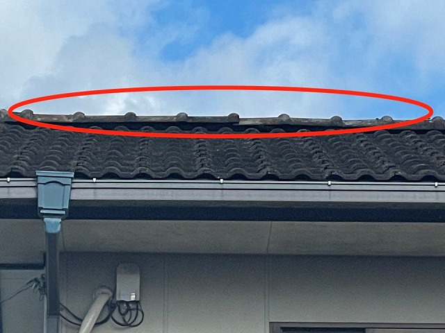 住宅屋根の無料点検で棟瓦のズレを確認