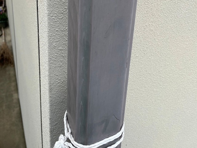 住宅無料点検で竪樋の色あせを確認