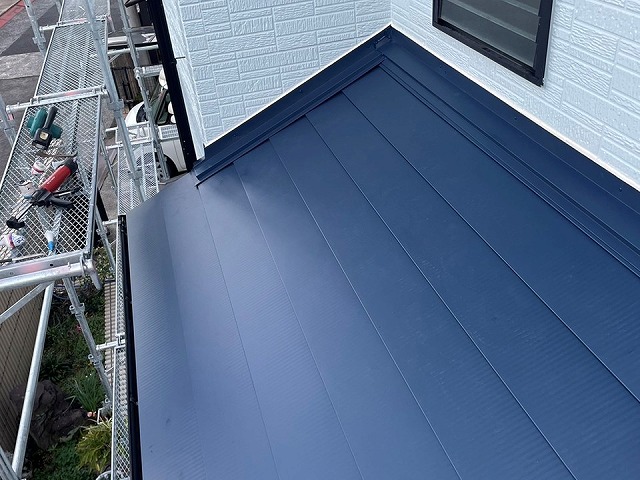 屋根カバー工事の雨押え板金取り付け状況