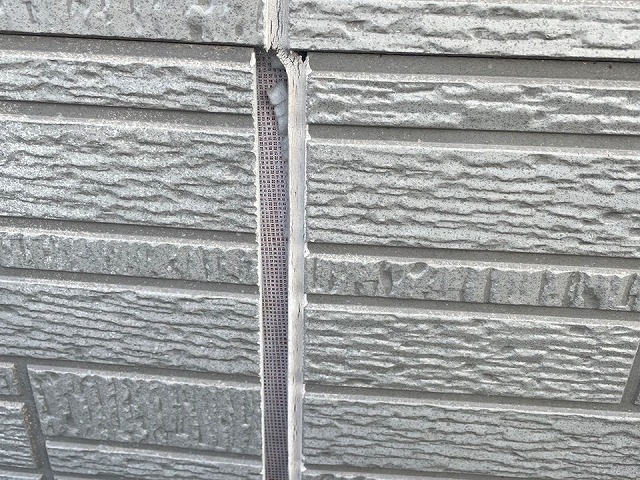 住宅外壁調査でサイディングズレによるコーキングの破断を確認