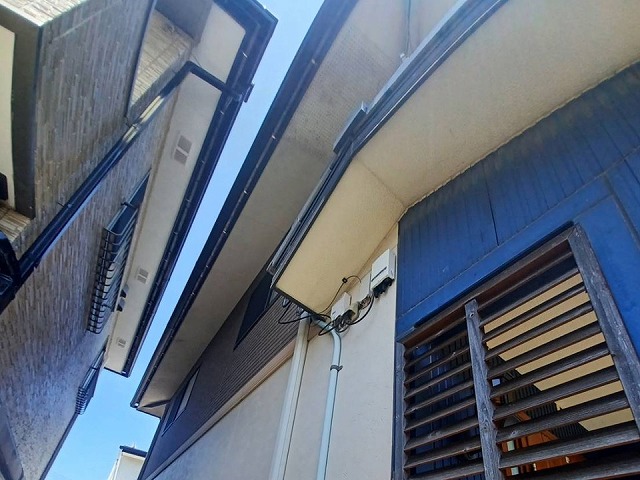 外壁無料点検で軒天や破風板などの付帯部に色あせなどの劣化を確認