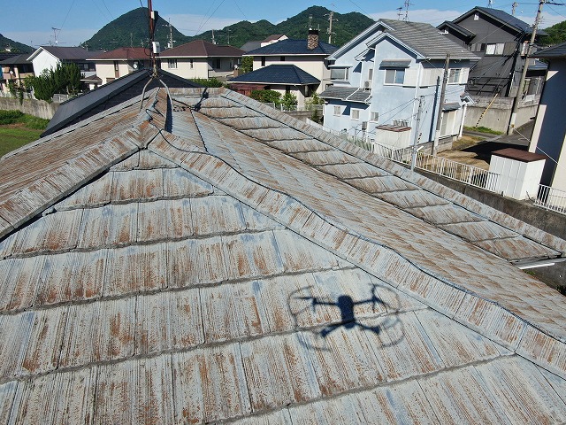 住宅屋根無料点検でモニエル瓦のスラリー層の劣化を確認