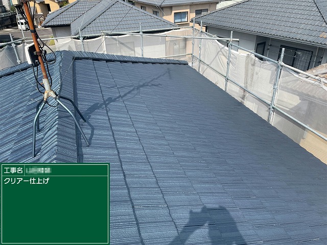 モニエル瓦塗装工事の「タフグロスコート」を用いたクリア塗装の完了状況