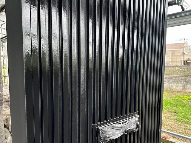 住宅建物のK型スパン外壁に対する吹き付け塗装が完了