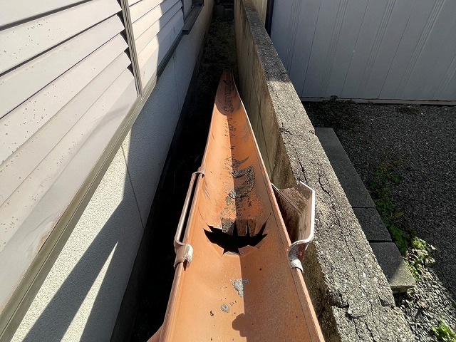 経年劣化が原因となって落下した雨樋