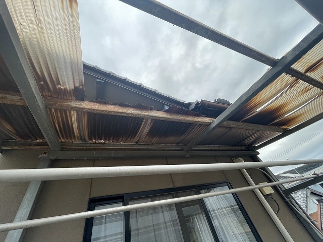 住宅ベランダ屋根の波板の破損と鉄骨下地の劣化状況