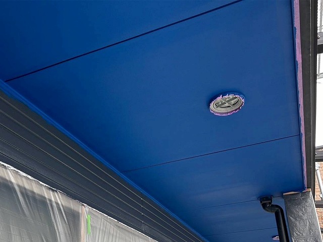 鮮やかなブルー色で塗装を行った住宅の軒天