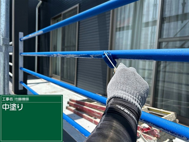 外壁塗装工事のベランダ手すりへの中塗り