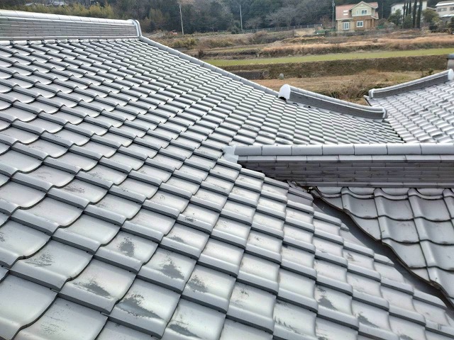 谷板金の交換や棟部漆喰詰め直し工事が完了した住宅の屋根