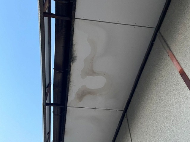 住宅の無料点検で軒天のシミなどを確認