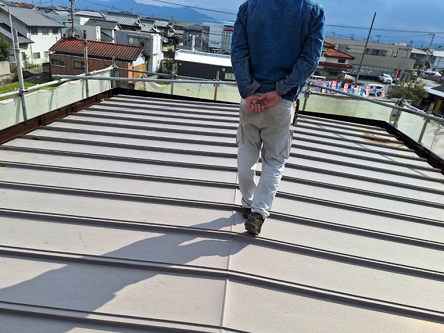 金属屋根部分カバーおよび塗装工事の足場設置完了状況