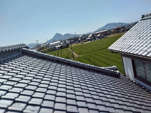南蛮漆喰による詰め直しで雨仕舞機能を回復させた瓦屋根の棟全体の仕上がり