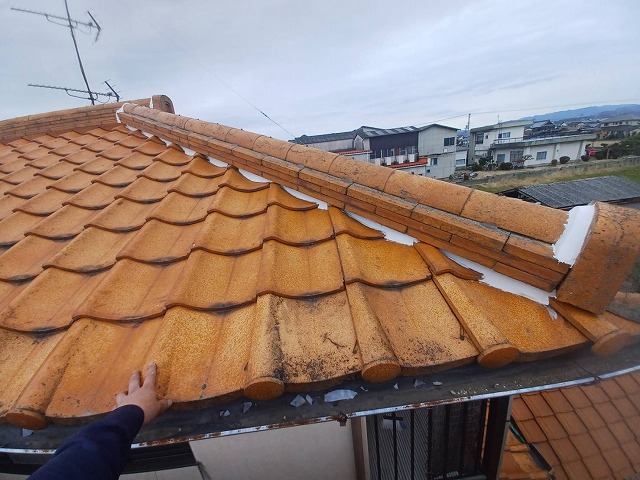 雨漏りの原因となった瓦の割れとその下層ルーフィングの破れ