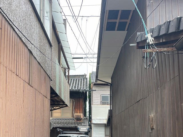 現場調査の結果を受けて軒天の全面張り替えを行うことになった住宅の外観