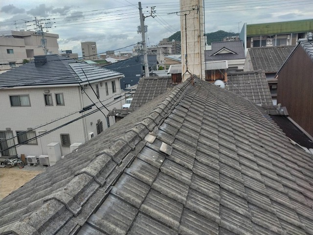 住宅のセメント瓦屋根で棟の歪みや瓦ズレが生じている状況