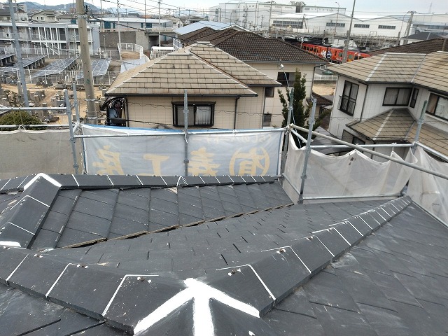 棟の合流部に南蛮漆喰を詰めて整えた屋根の様子