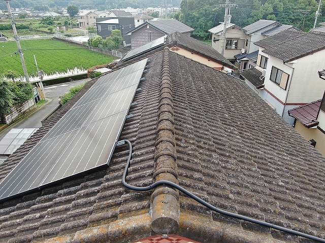 経年劣化したモニエル瓦屋根に太陽光パネルが設置されている様子