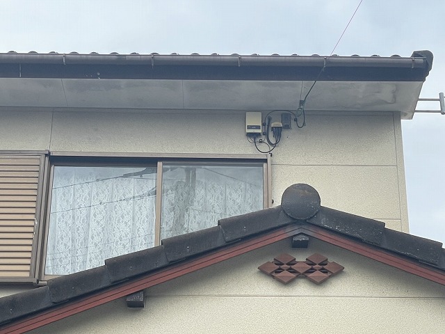 軒天に黒ずんだカビが発生している様子